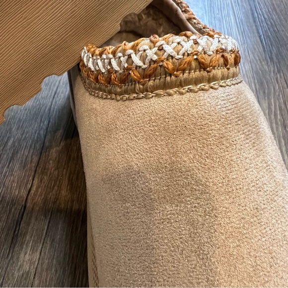 NWT Mudd Patform Slippers Clogs Faux Suede Tan Beige Sherpa Warm Winter Size 8.5 - Picture 10 of 13